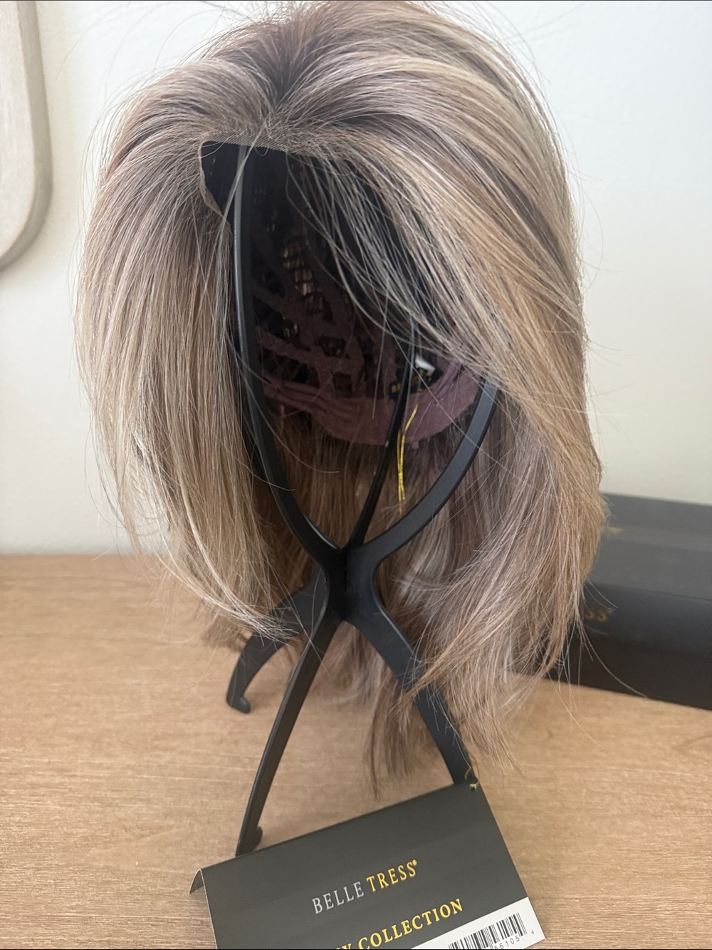 Women's Short Layered Wig in macadamia latte-R